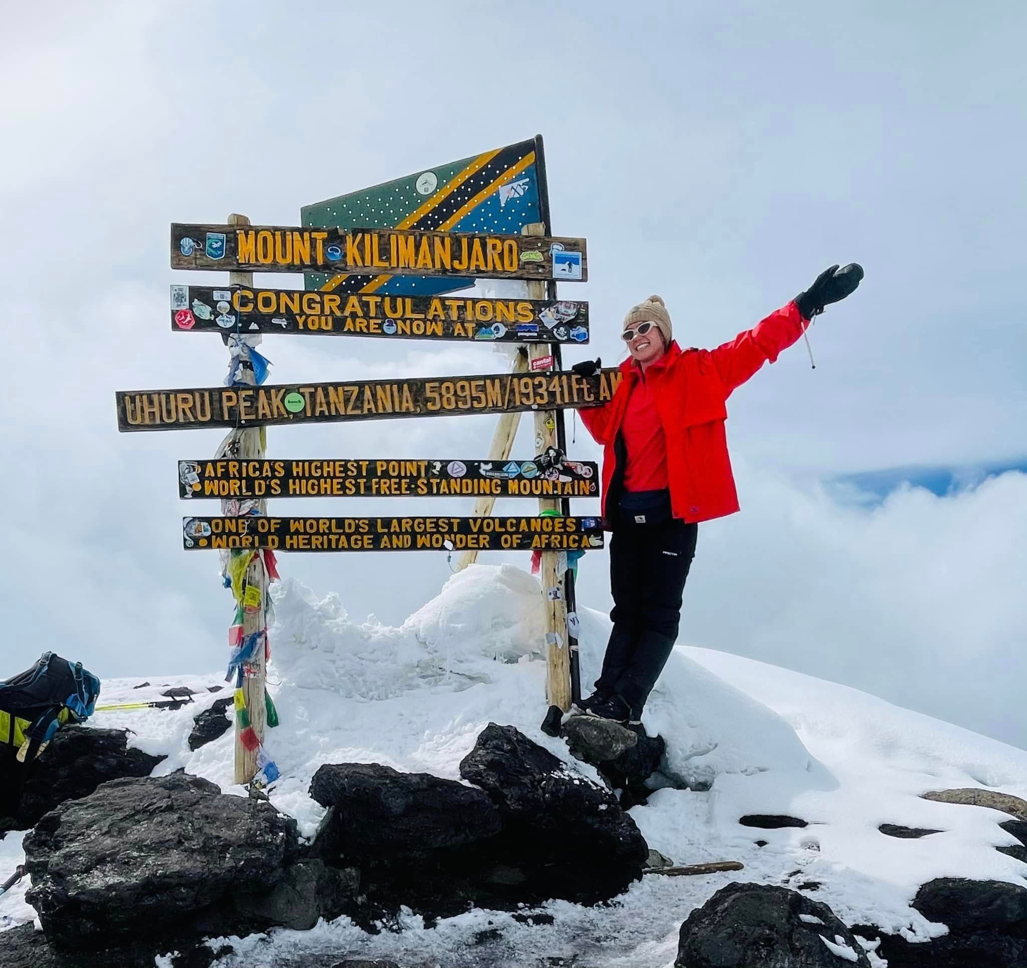 从 Barafu Camp 经 Uhuru Peak 至 Mweka Camp