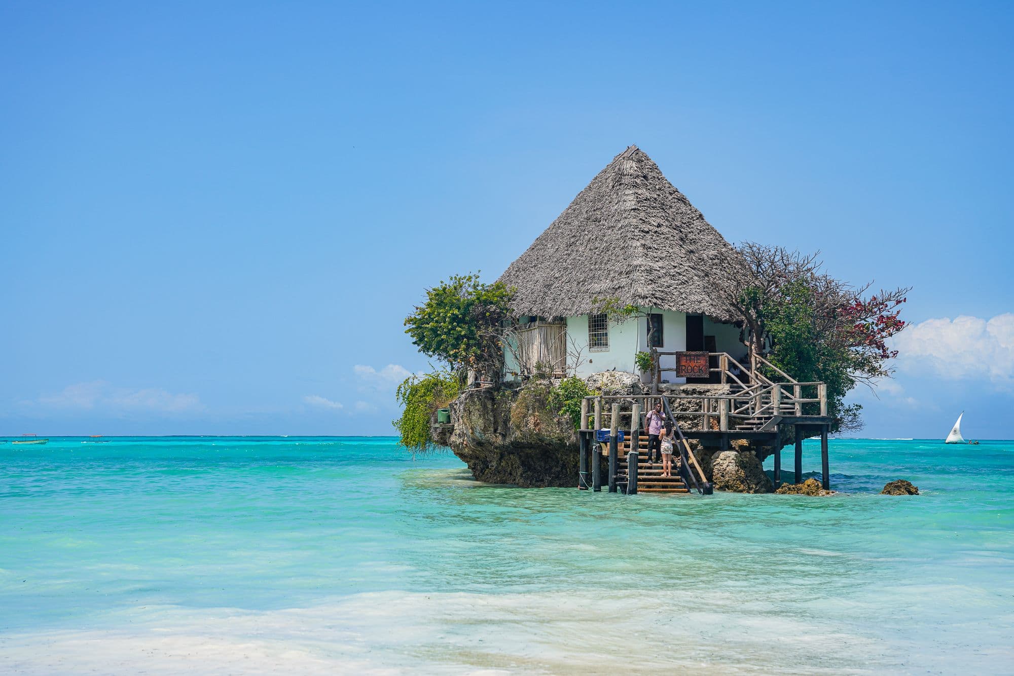 Il ristorante The Rock arroccato su un affioramento corallino nelle acque turchesi al largo di Zanzibar