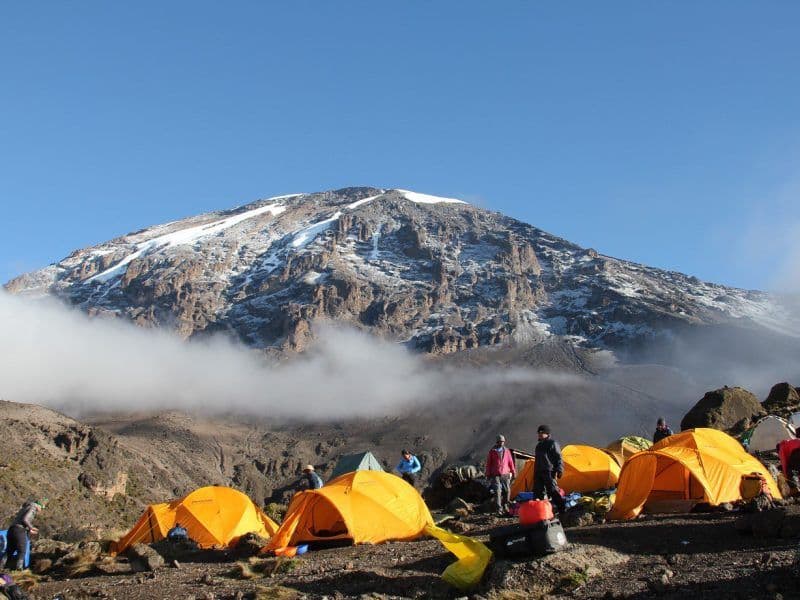 Kilimandscharo-Camp mit Zelten unterhalb des Gipfels